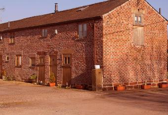 The Old Mill Barn with Hot Tub and Private Pool has rooms with a private hot tub