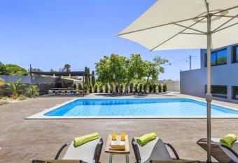 3 bedrooms villa with sea view shared pool and enclosed garden at Quelfes 4 km away from the beach has Balcony rooms