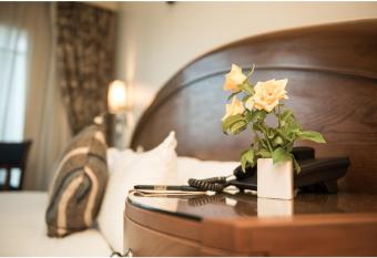 Cherry Maryski Hotel has rooms with a private hot tub