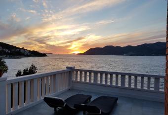 Sunset Apartments has Balcony rooms