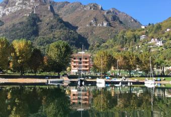 Albergo al lago allows 18 year olds to book a room