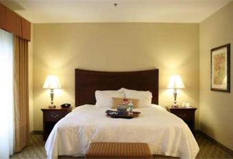 Hampton Inn & Suites Southern Pines-Pinehurst has rooms with a private hot tub