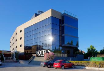 Hotel Las Terrazas & Suite allows 18 year olds to book a room