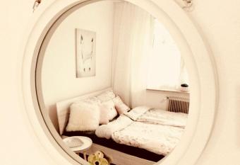 Sandra   s Studio has Balcony rooms