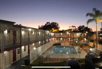 Budget Inn - St. Petersburg allows 18 year olds to book a room