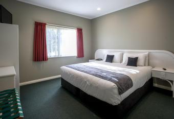 Cornwall Motor Lodge has rooms with a private hot tub