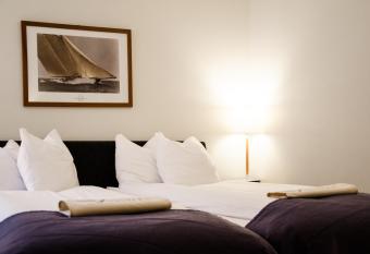 Hotel Vanilla allows 18 year olds to book a room