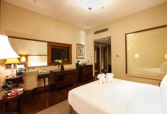 Seaview Resort Xiamen has rooms with a private hot tub