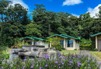 Arenal Roca Suites has rooms with a private hot tub