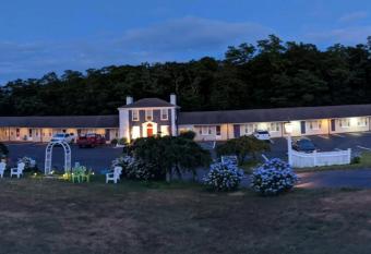 Olde Tavern Motel and Inn - Cape Cod has Balcony rooms