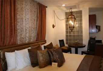 The Columbia Inn at Peralynna has Balcony rooms