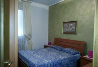 La via per Milano has Balcony rooms