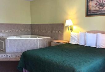 Fairbridge Inn Express - Barrington has rooms with a private hot tub