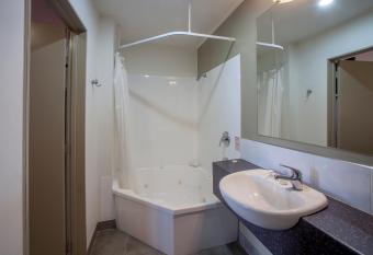 Landmark Manor has rooms with a private hot tub