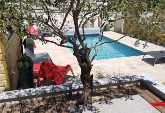 Lamarck Guest allows 18 year olds to book a room