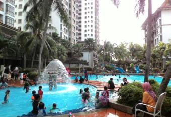 Costa Mahkota (Family Homestay) @ Mahkota Melaka has rooms with a private hot tub