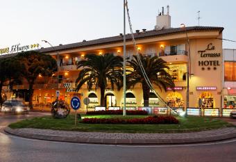 Hotel Spa La Terrassa has rooms with a private hot tub