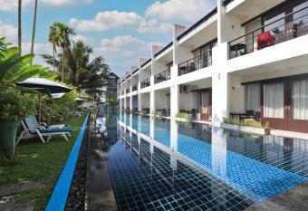 Tea Tree Boutique Resort allows 18 year olds to book a room