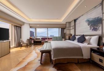 Zhuhai Longzhuda International Hotel has rooms with a private hot tub