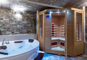 Gold Maison has Balcony rooms