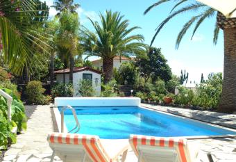 Jardin de Aridane allows 18 year olds to book a room