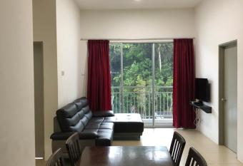 Golden Hill 3 Room Apt @ Night Market has Balcony rooms