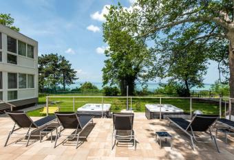 Magaspart Panzi   allows 18 year olds to book a room