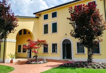 Villa Montenero has Balcony rooms