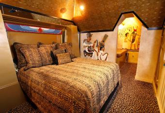 Black Swan Inn Luxurious Theme Rooms has rooms with a private hot tub