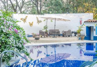 Hotel Aeropuerto allows 18 year olds to book a room