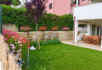 Villetta Marina has Smoking/Balcony rooms