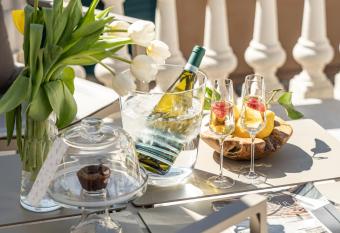 Crocus Apartments has rooms with a private hot tub