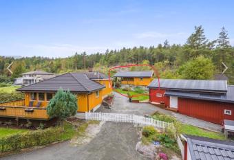 The Yellow House has Balcony rooms