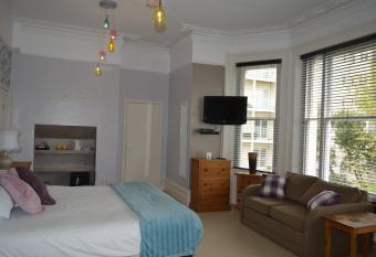 The Sheldon B&B - FREE private parking allows 18 year olds to book a room