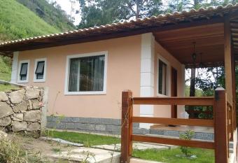 Chal   em S  o Pedro da Serra - Nova Friburgo has Balcony rooms