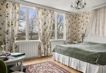 Toftaholm Herrg  rd allows 18 year olds to book a room