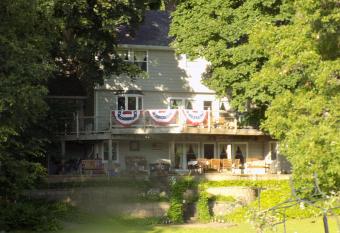 Stonewall House Lakeside Suite has Balcony rooms