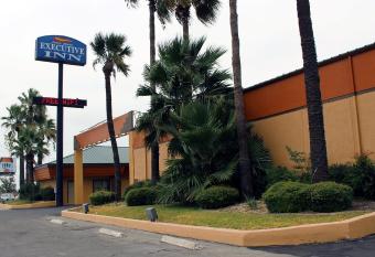 Econo Lodge Del Rio allows 18 year olds to book a room