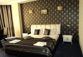 Hotel Boutique Shine has rooms with a private hot tub