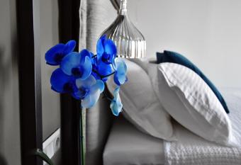 Alexander Inn allows 18 year olds to book a room