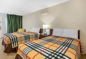 Rodeway Inn Clearwater-Dunedin has rooms with a private hot tub