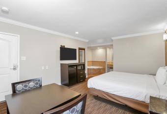 3rd Avenue Inn has rooms with a private hot tub