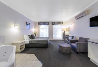 Best Western Cathedral Motor Inn has rooms with a private hot tub