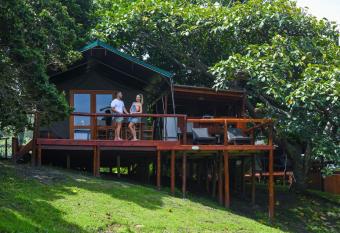 Kingfisher Lakeside Retreat has Balcony rooms