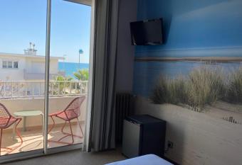 H  tel du Midi Plage allows 18 year olds to book a room