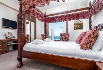 Riviera Guesthouse allows 18 year olds to book a room