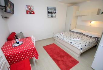 APARTMANI IVONA & IVO has Balcony rooms