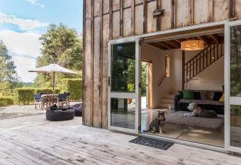 Beech Hill - Pet Friendly Holiday Home has Balcony rooms