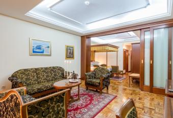 Hotel President Split has rooms with a private hot tub