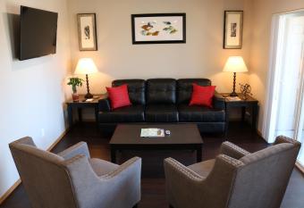 Autumn Leaf Suites has Balcony rooms